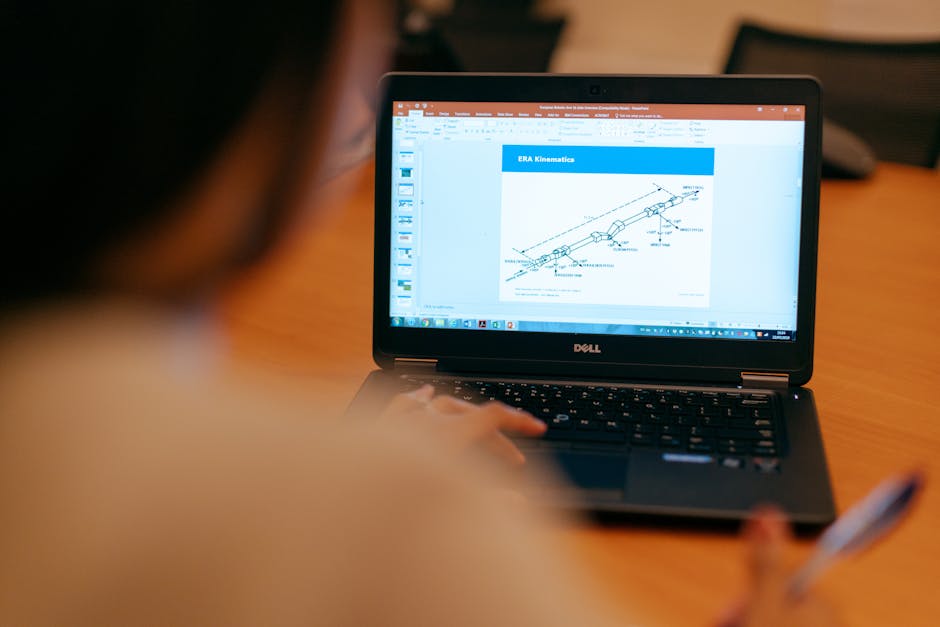 Profesjonalista analizujący dane na laptopie w nowoczesnym biurze.